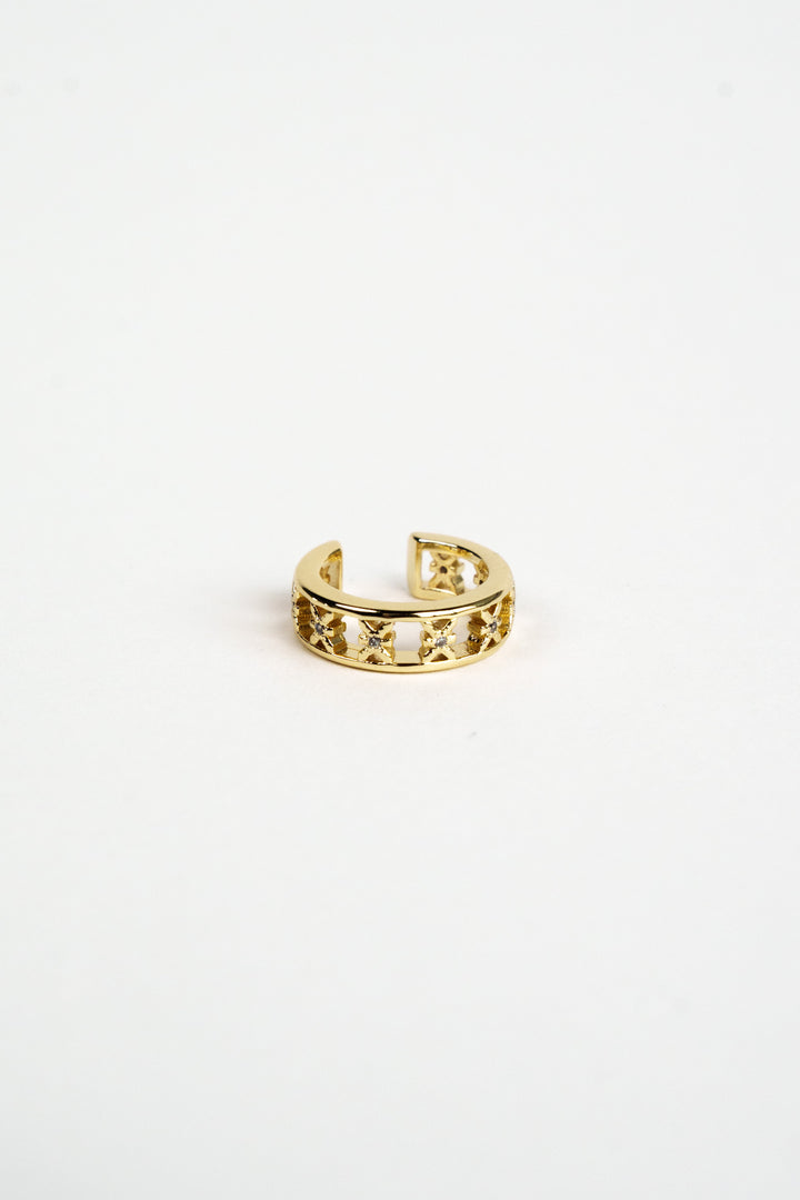 Produktaufnahme: Goldener Earcuff mit Logo-Muster aus The Escape Collection