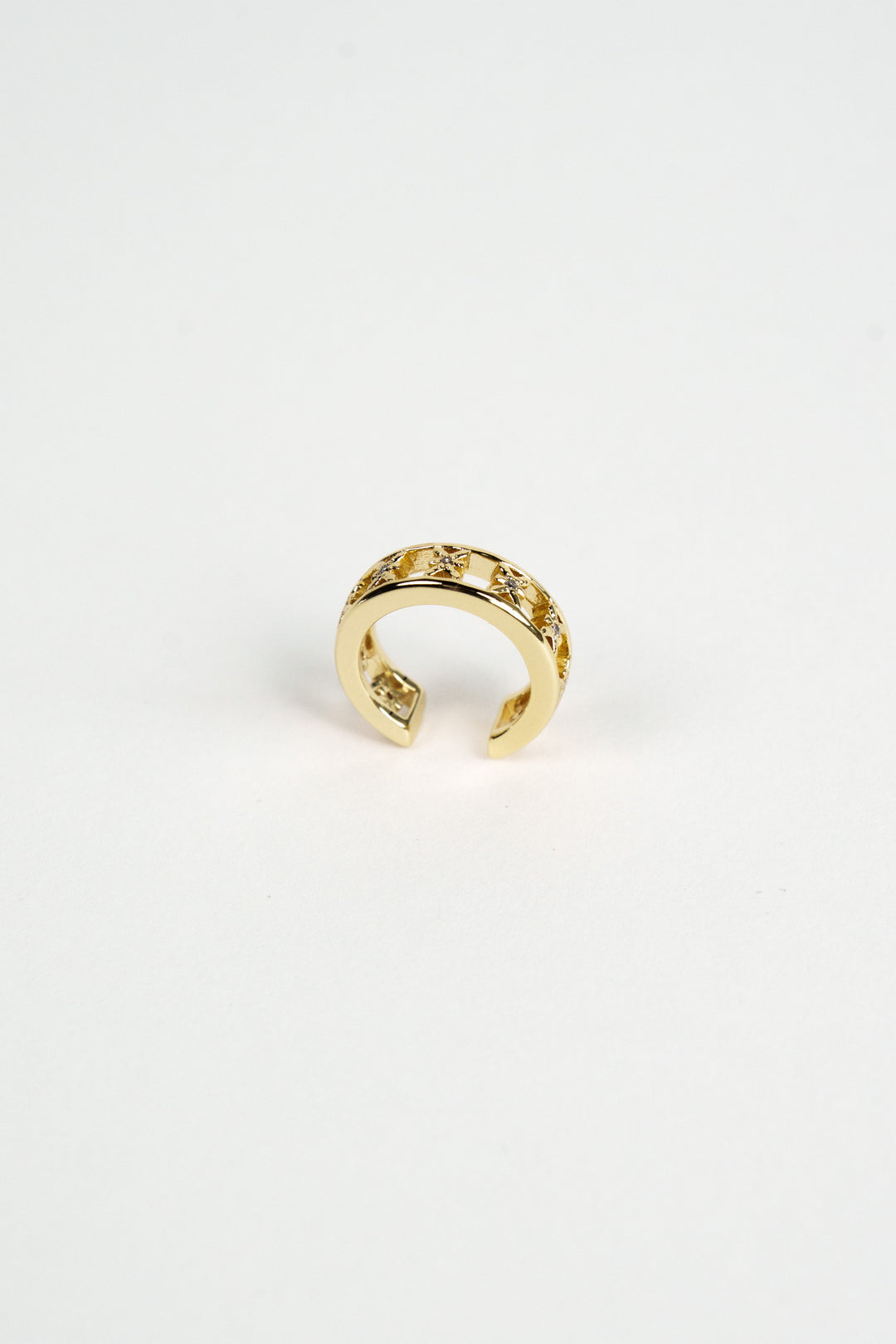 Produktaufnahme: Goldener Earcuff mit Logo-Muster aus The Escape Collection
