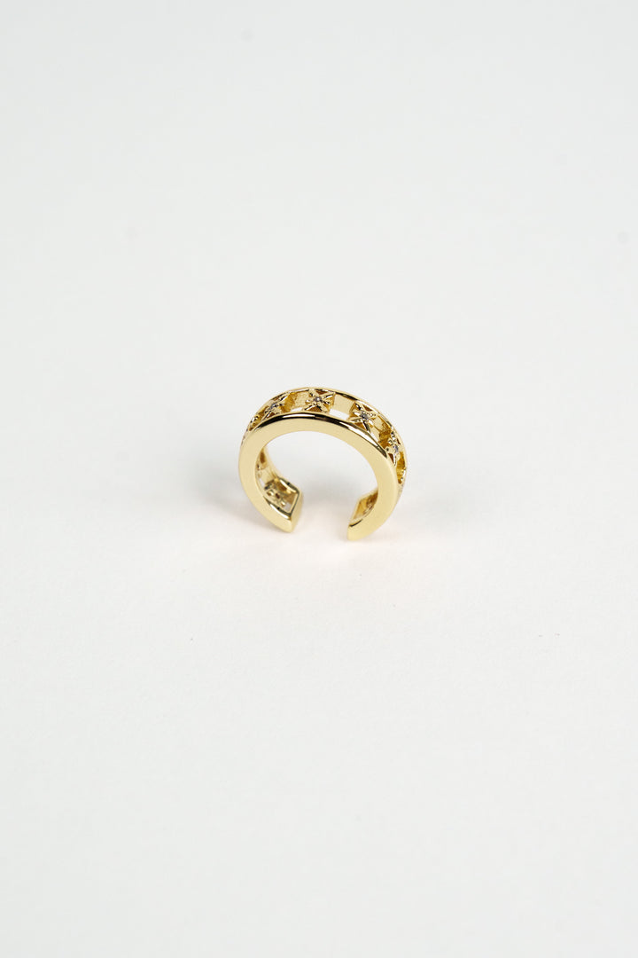 Produktaufnahme: Goldener Earcuff mit Logo-Muster aus The Escape Collection