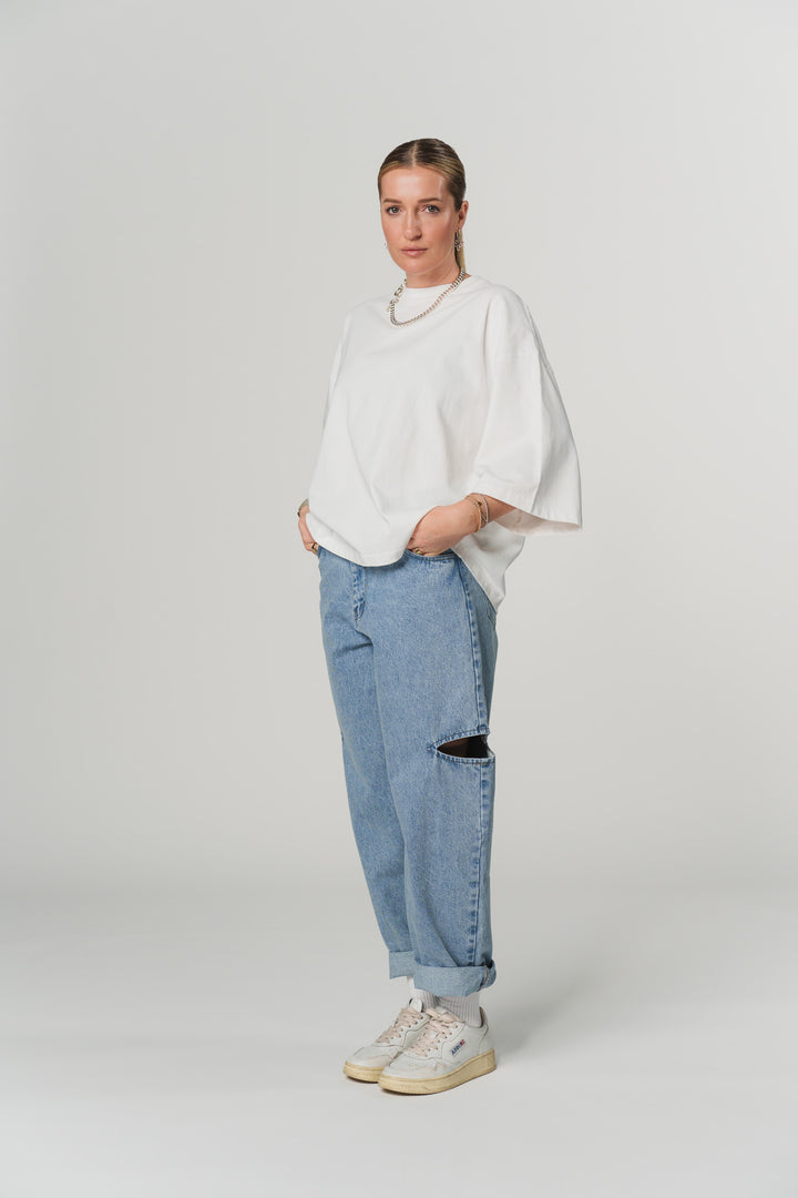 Ganzkörperaufnahme: Frontalansicht Blaue Cut-Out Jeans mit Knie-Details aus der Escape Collection