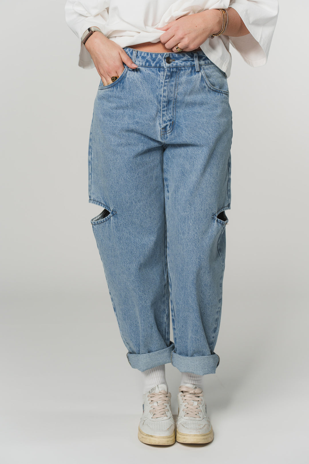 Frontalansicht Blaue Cut-Out Jeans mit Knie-Details aus der Escape Collection