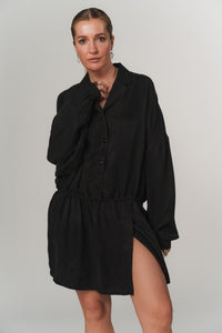 Frontalansicht einer Frau im grauen Shirtdress aus The Escape Collection