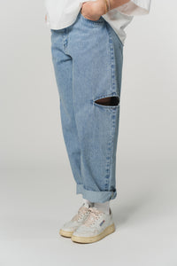 Detailaufnahme: Blaue Cut-Out Jeans mit Knie-Details, seitliche Ansicht aus der Escape Collection