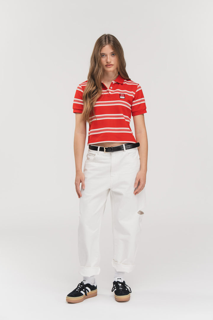 Cropped Knit Poloshirt, Ganzkörper frontal, gestylt mit Denim Pants Cut Off Offwhite und Gürtel, Sommerlook
