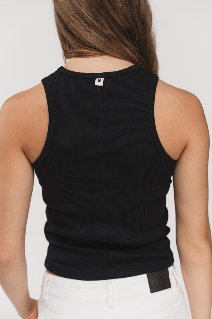 Basic Rib Top Black, Halbkörper Rückenansicht, schwarzes Ripp-Top, kleine Logo-Flag hinten, enger Schnitt