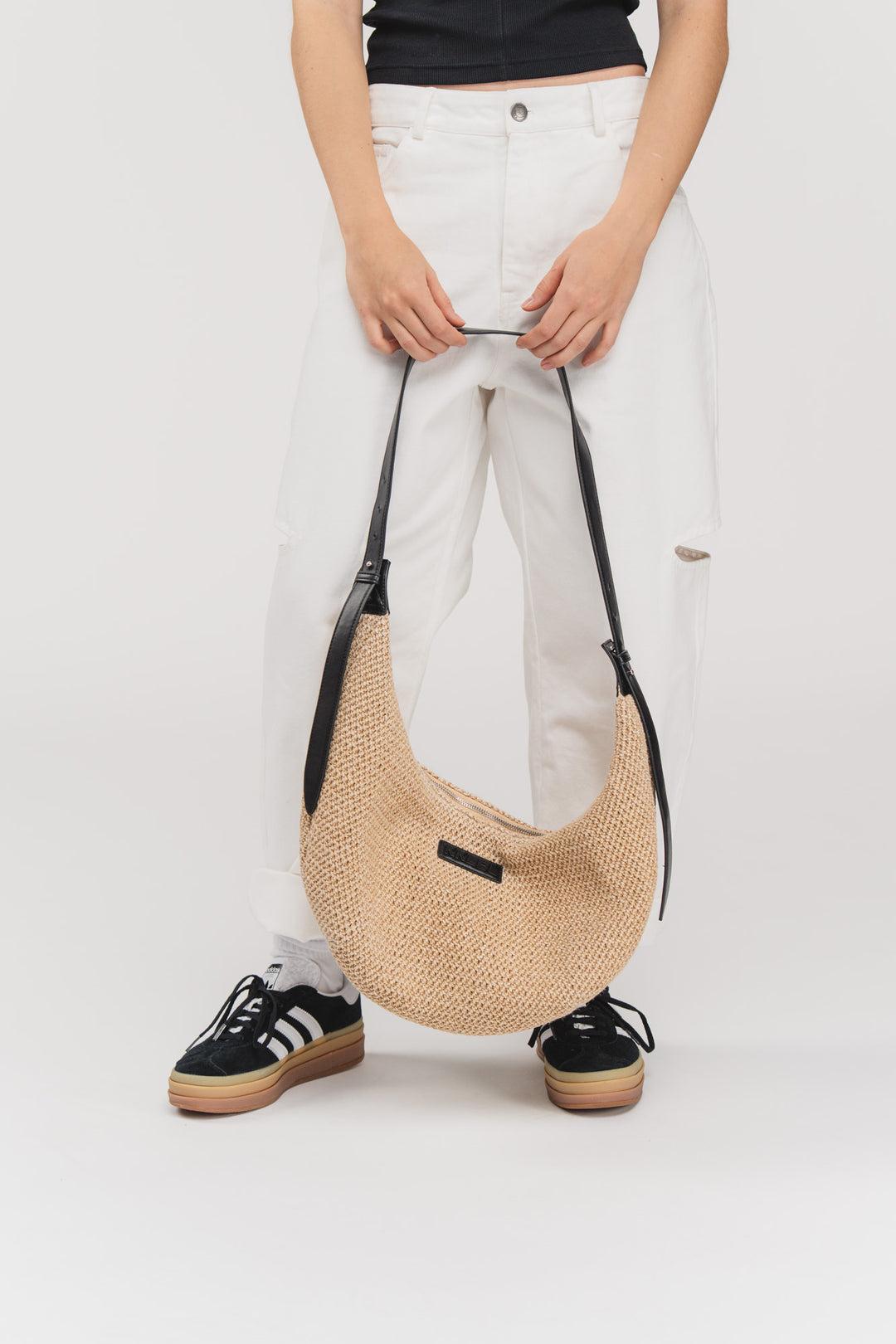 Moon Bag Crochet, Detailaufnahme getragen, Crochet-Optik Bastmaterial mit schwarzem KKLBL-Label