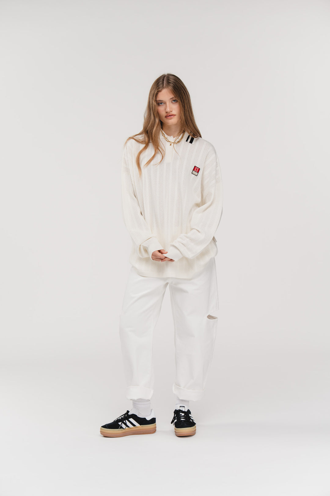 Knit Poloshirt, Ganzkörper frontal, offwhite Oversized-Strickshirt mit Lochstruktur, cleaner Look