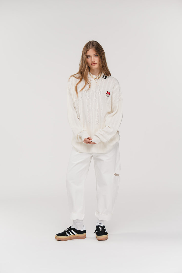 Knit Poloshirt, Ganzkörper frontal, offwhite Oversized-Strickshirt mit Lochstruktur, cleaner Look