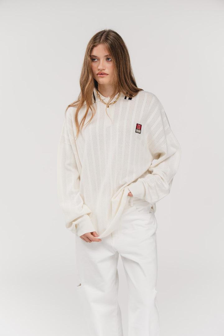 Knit Poloshirt, Halbkörper schräg, offwhite Oversized-Schnitt, lässige moderne Silhouette, Strickqualität