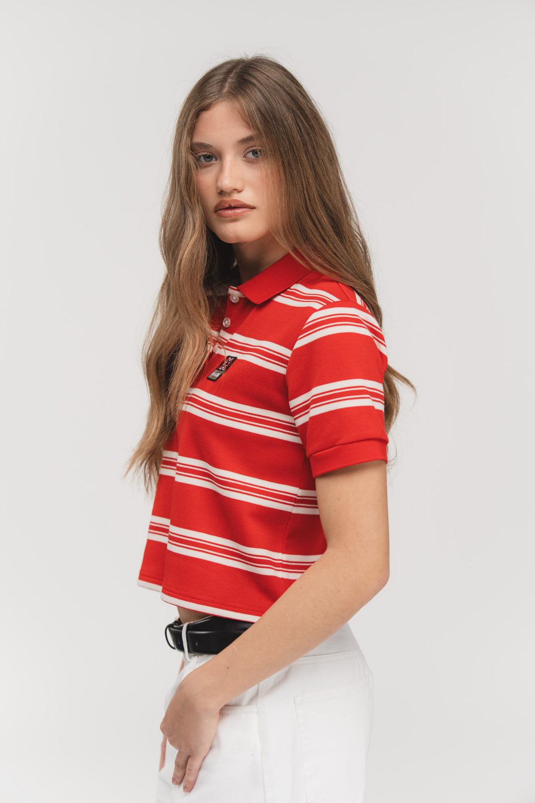 Cropped Knit Poloshirt, Halbkörper frontal, sportiver Ribkragen, rot-weiß Streifenstrick, Knopfleiste