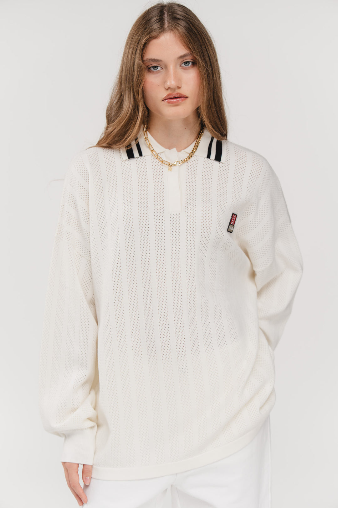 Knit Poloshirt, Halbkörper frontal, offwhite Oversized-Strickshirt, Lochstruktur, Weblabel vorne