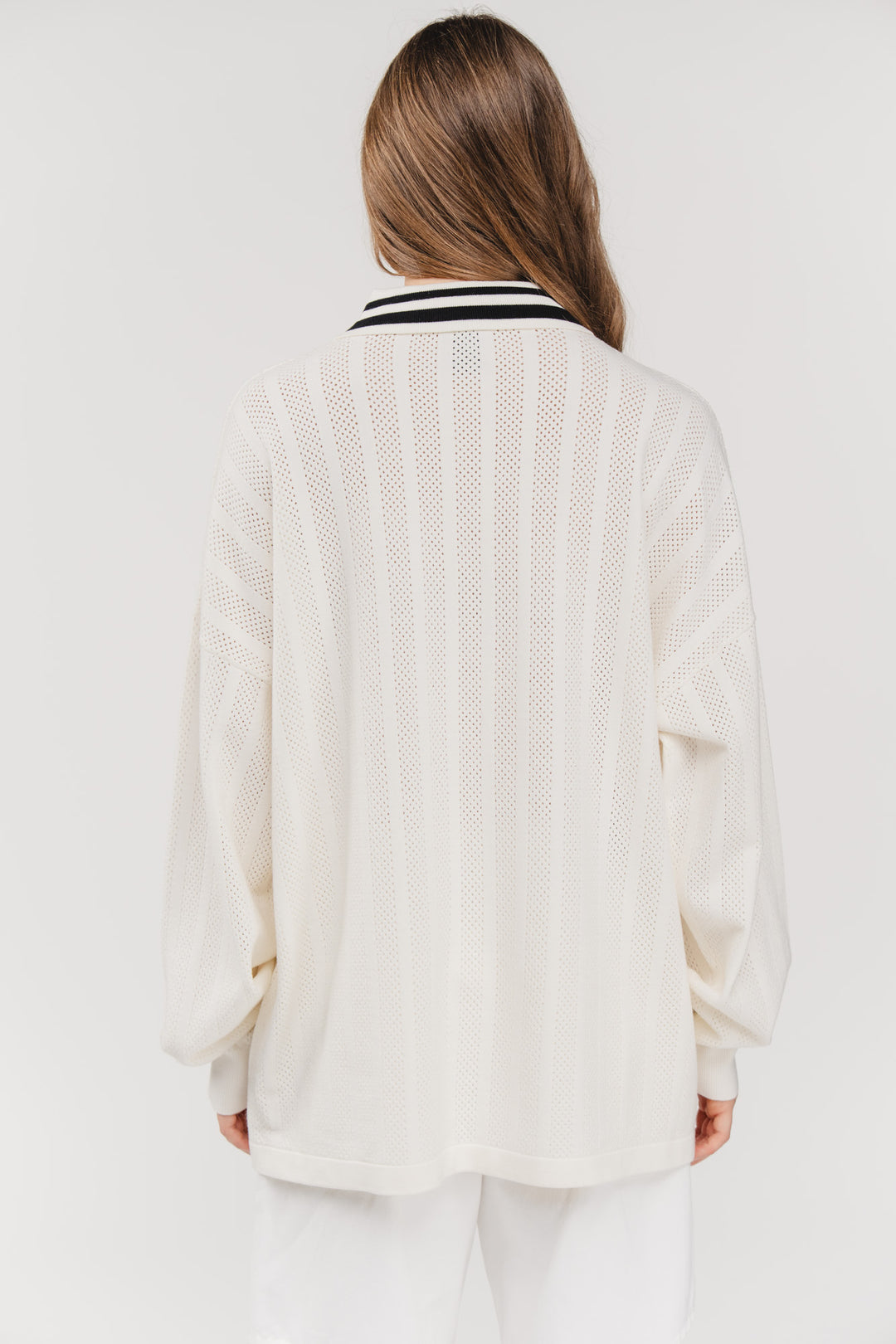 Knit Poloshirt, Halbkörper Rückenansicht, offwhite Oversized-Strick, Lochstruktur, schwarzer Polokragen