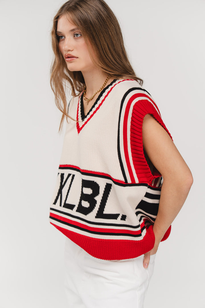 Knit Sweater Vest KKLBL, Halbkörper seitlich, Offwhite Strick-Pullunder, rote und schwarze Kontrast-Akzente