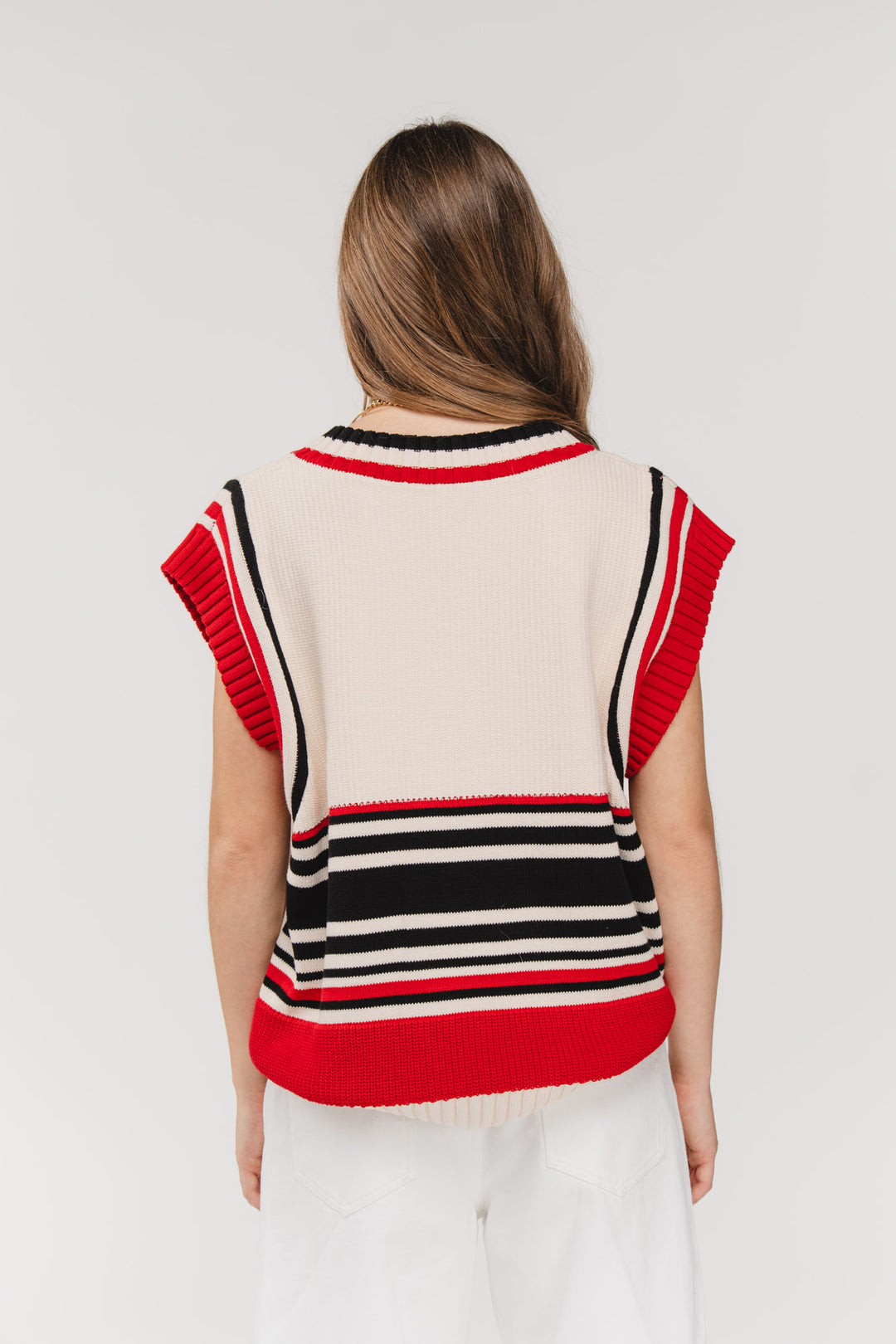 Knit Sweater Vest KKLBL, Halbkörper Rückenansicht, Offwhite mit roten und schwarzen Strick-Akzenten, Oversized