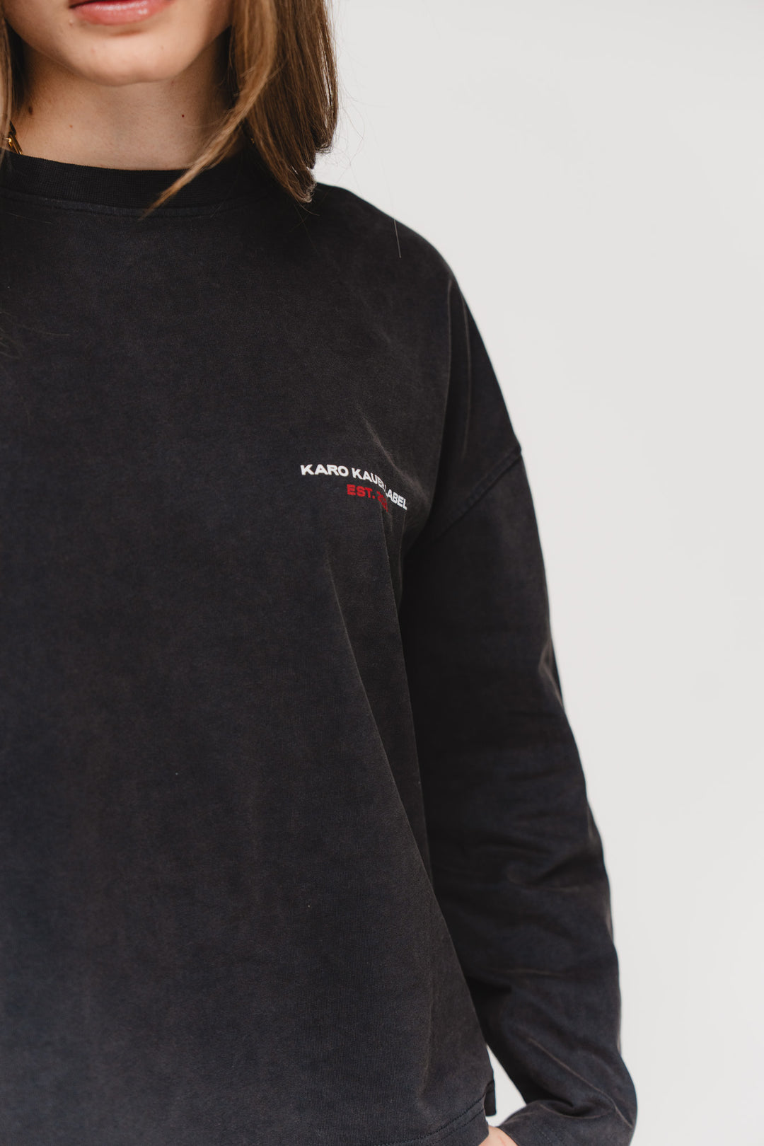 Longsleeve Memories, Detailaufnahme Brust, kleiner Print vorne, schwarze Waschung für lässigen Vintage-Look