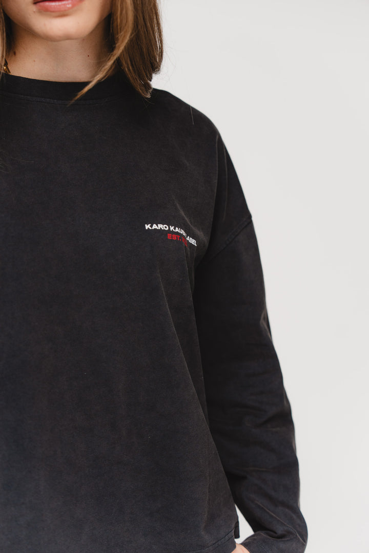Longsleeve Memories, Detailaufnahme Brust, kleiner Print vorne, schwarze Waschung für lässigen Vintage-Look