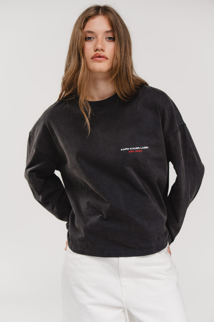 Longsleeve Memories, Halbkörper frontal, schwarze Waschung, Vintage-Look, kleiner Print vorne als Detail