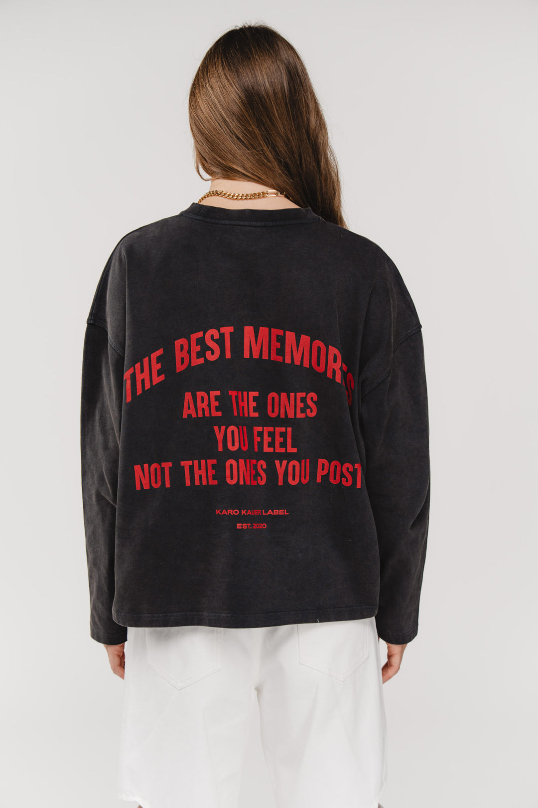Longsleeve Memories, Halbkörper Rückenansicht, großer roter Statement-Print, schwarze Waschung, verkürzte Länge