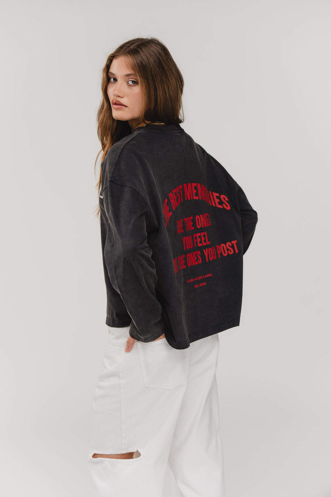 Longsleeve Memories, Halbkörper schräg hinten, schwarze Waschung, großer Statement-Print in Rot auf Rücken