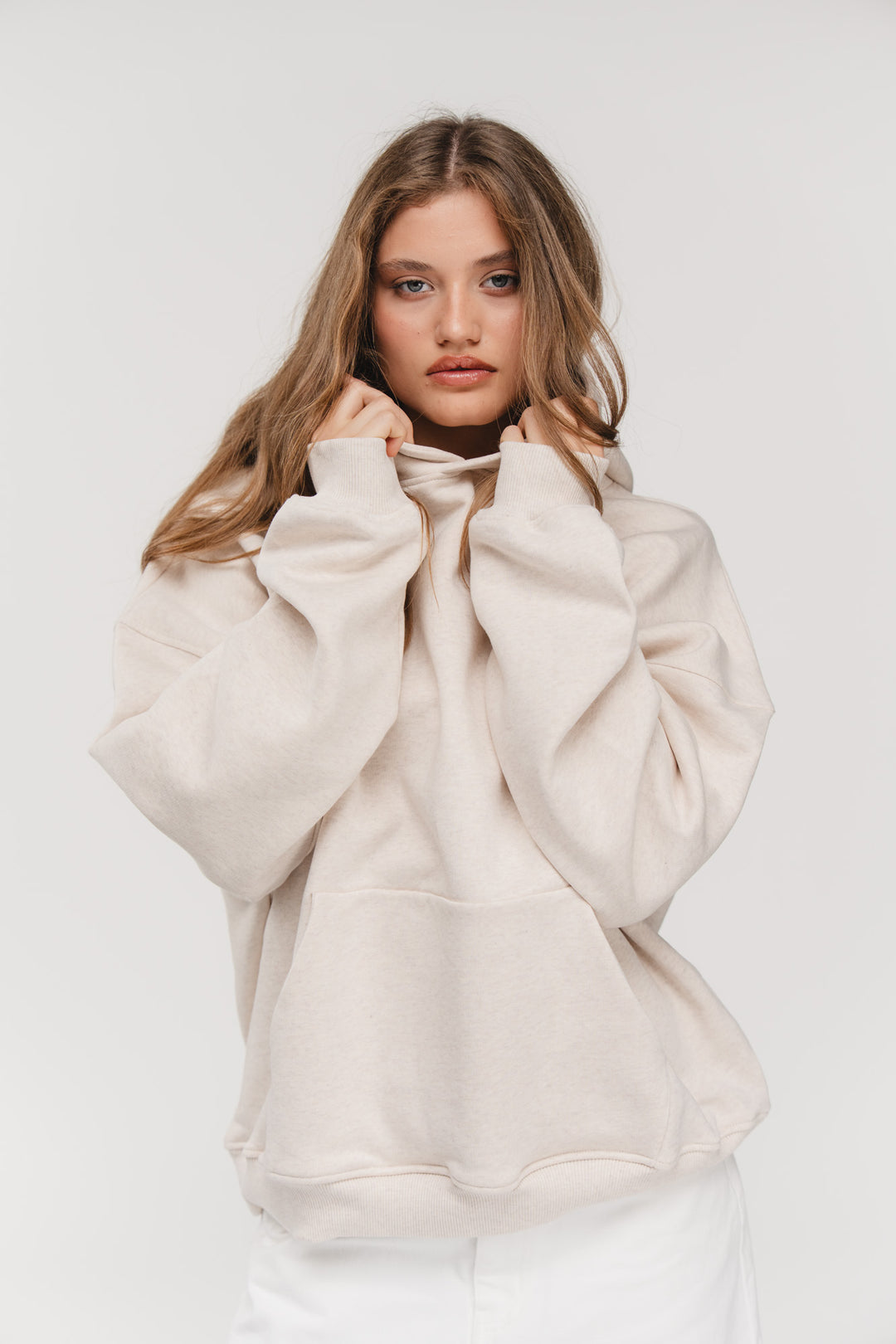 Hoodie Love Club, Halbkörper frontal, beiger Oversized-Hoodie mit Kapuze, lässiger Streetwear-Look