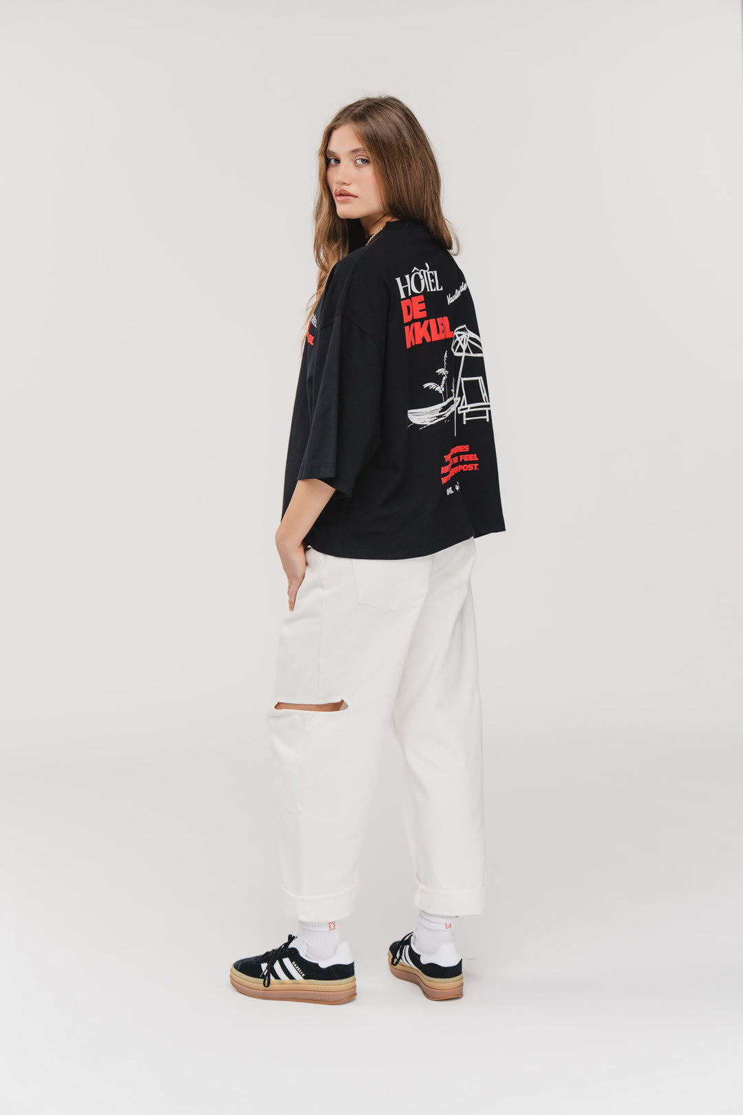 T-Shirt Cropped Vacation, Ganzkörper seitlich, schwarzes Cropped-Shirt mit überschnittenen Schultern