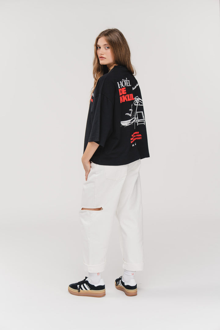 T-Shirt Cropped Vacation, Ganzkörper seitlich, schwarzes Cropped-Shirt mit überschnittenen Schultern