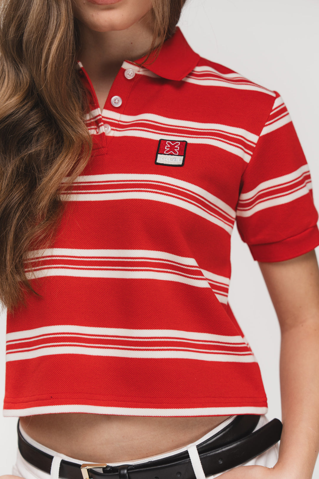 Cropped Knit Poloshirt, Detailaufnahme Ribkragen mit Knopfleiste, Weblabel vorne, rot-weiß Strick