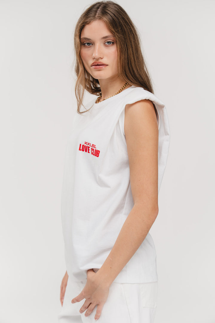 Tanktop Love Club, Halbkörper seitlich, weißes Tanktop mit Schulterpolster, definierte Silhouette