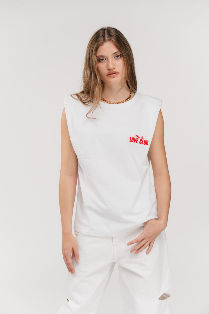 Tanktop Love Club, Halbkörper frontal, weißes Tanktop mit Schulterpolster, Love Club Print in Rot vorne