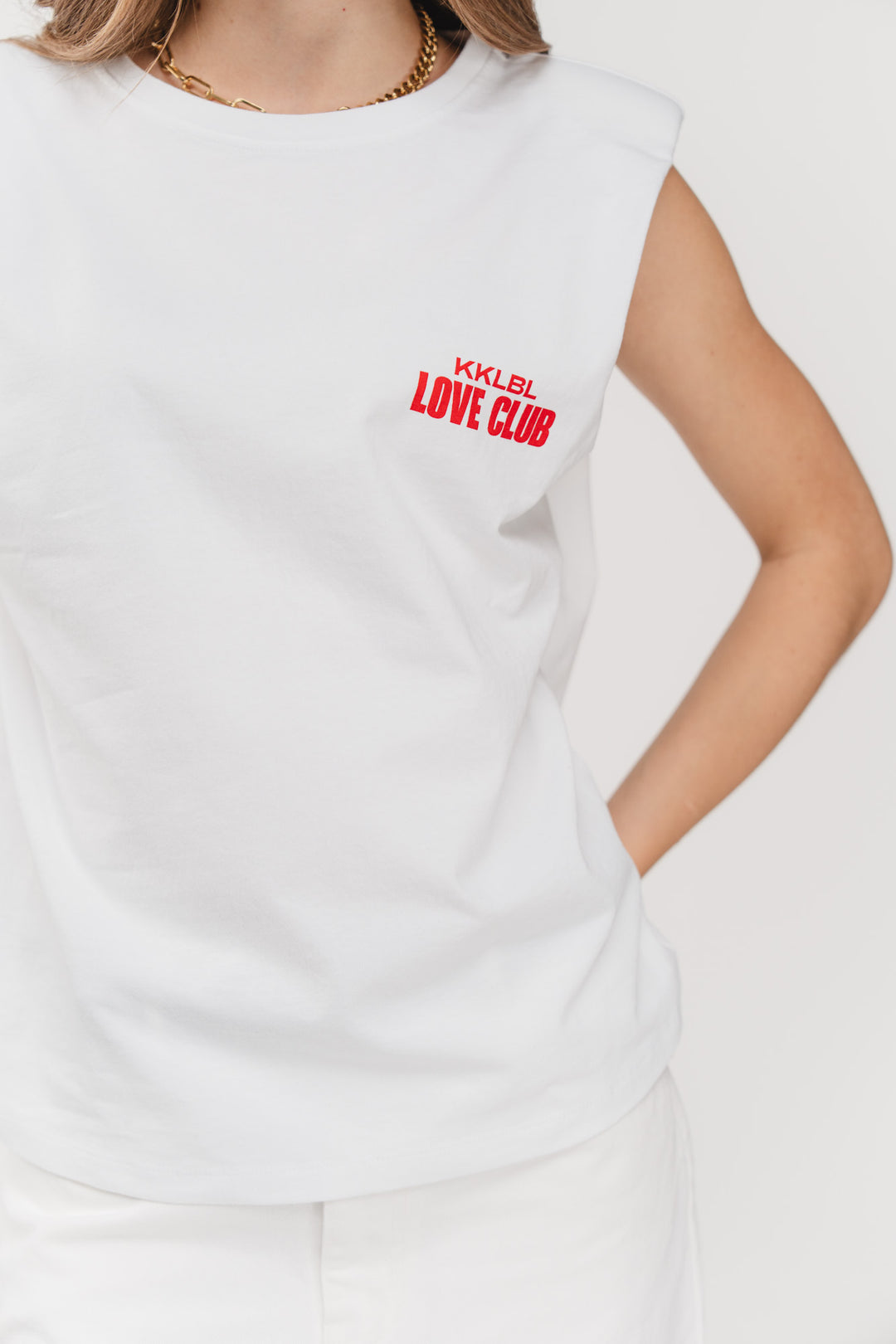 Tanktop Love Club, Detailaufnahme Love Club Print in Rot vorne, weißes Tanktop mit Schulterpolster
