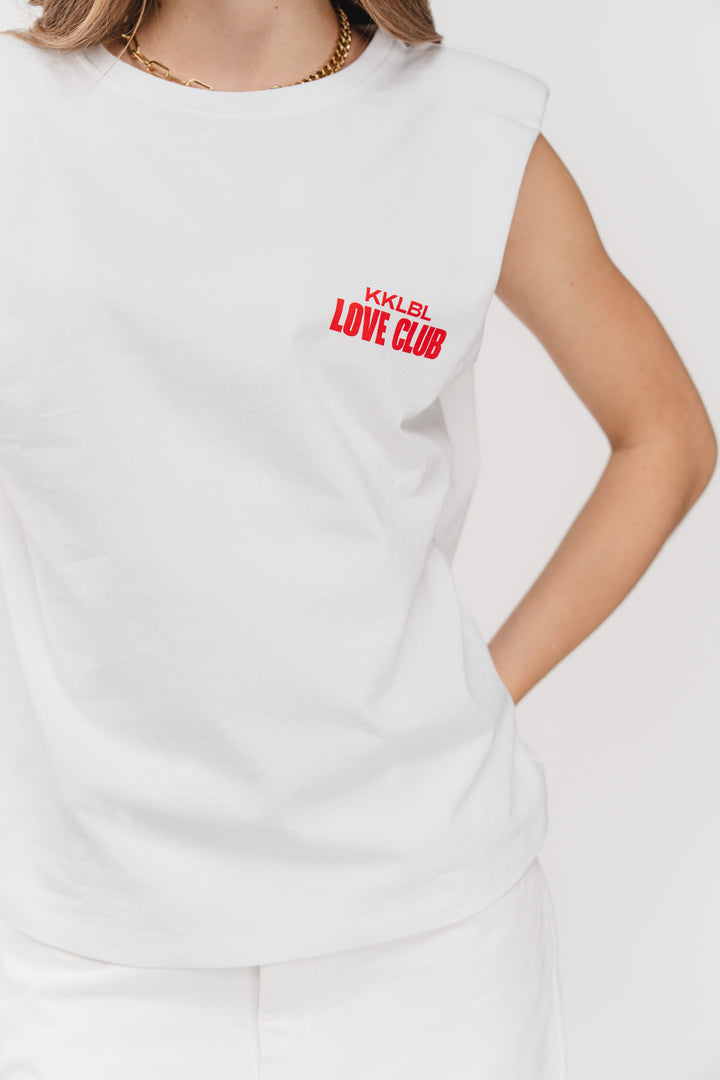 Tanktop Love Club, Detailaufnahme Love Club Print in Rot vorne, weißes Tanktop mit Schulterpolster