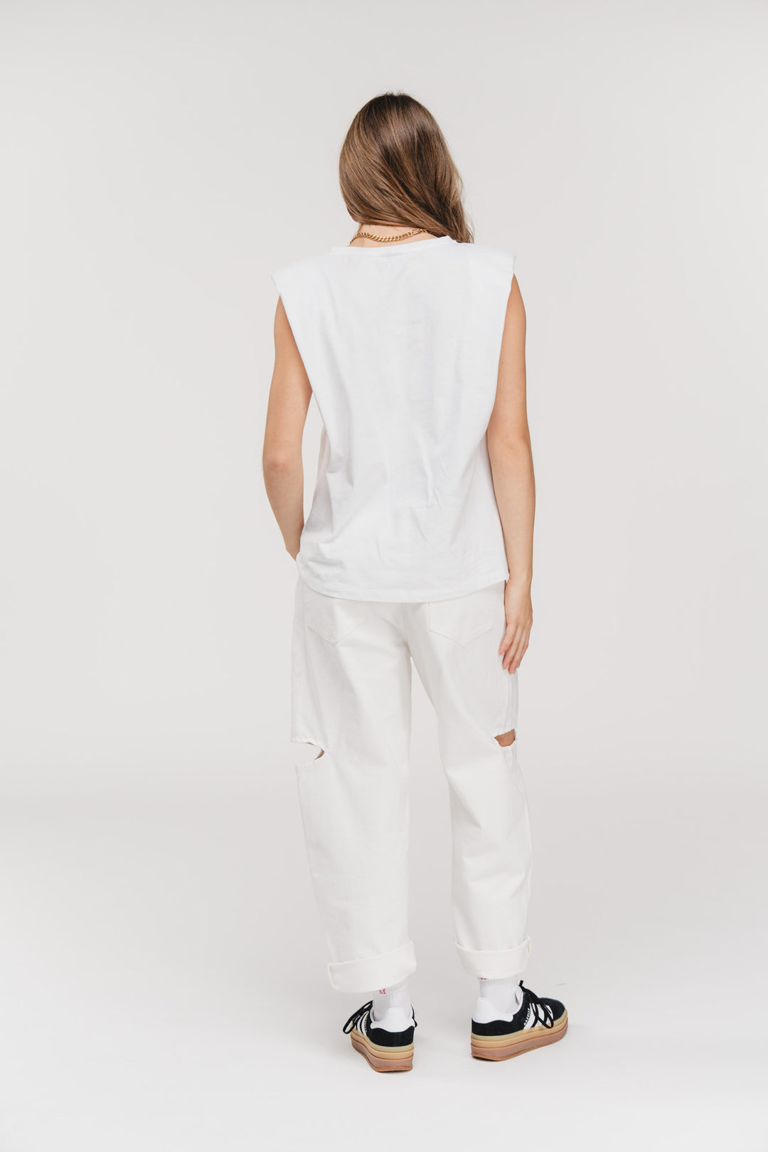 Tanktop Love Club, Halbkörper Rückenansicht, weißes Tanktop mit Schulterpolster, strukturierte Silhouette