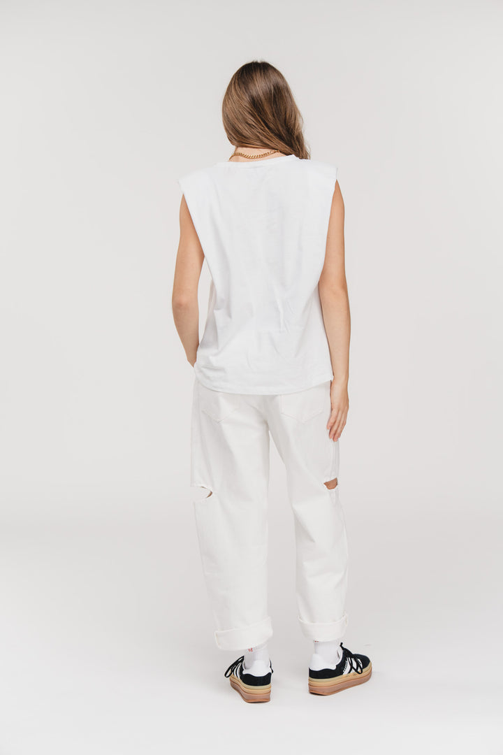 Tanktop Love Club, Halbkörper Rückenansicht, weißes Tanktop mit Schulterpolster, strukturierte Silhouette