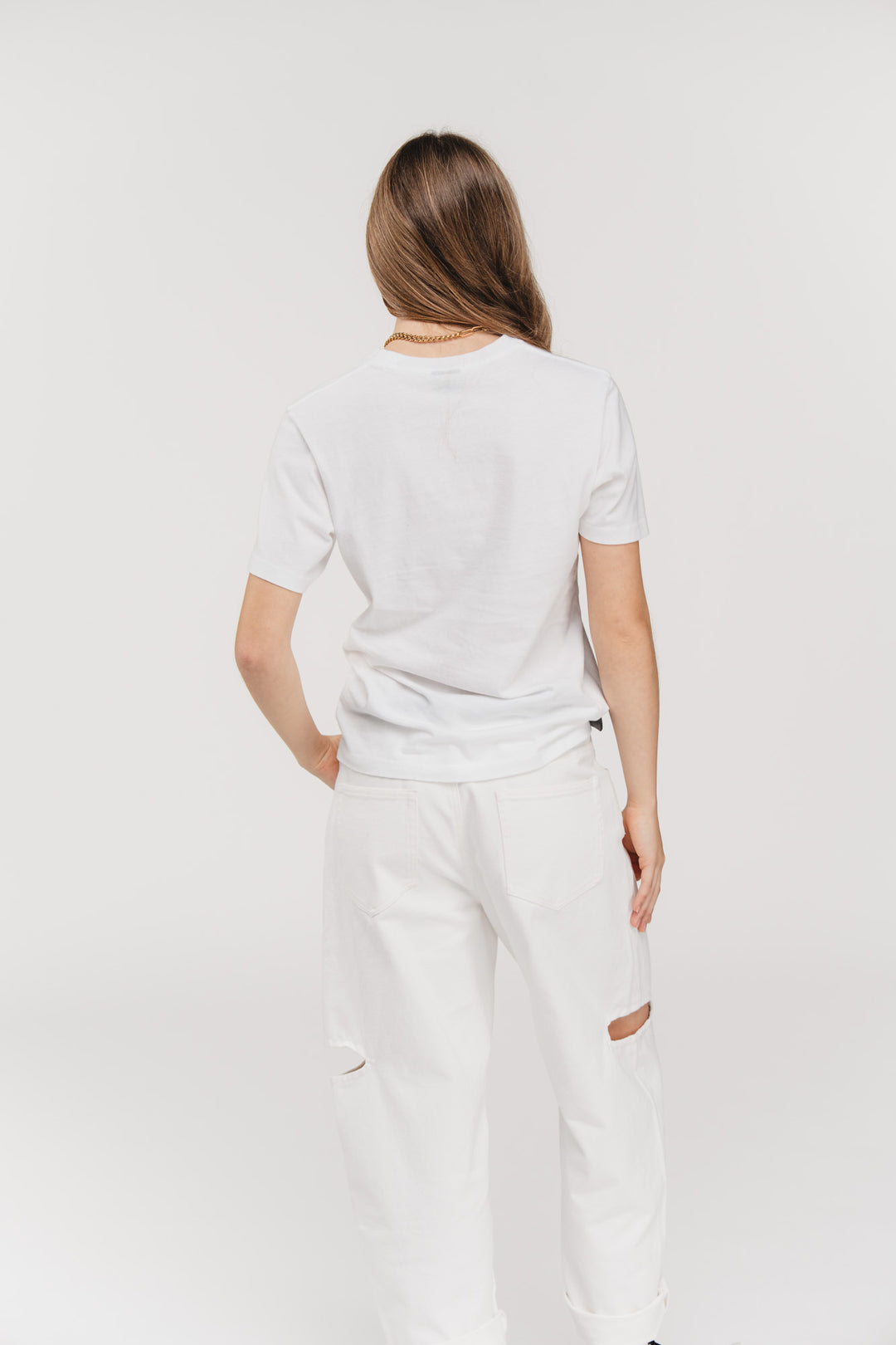 T-Shirt Soft White, Halbkörper Rückenansicht, weißes fitted Basic-Shirt aus weicher Baumwollware