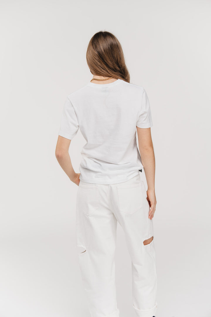 T-Shirt Soft White, Halbkörper Rückenansicht, weißes fitted Basic-Shirt aus weicher Baumwollware