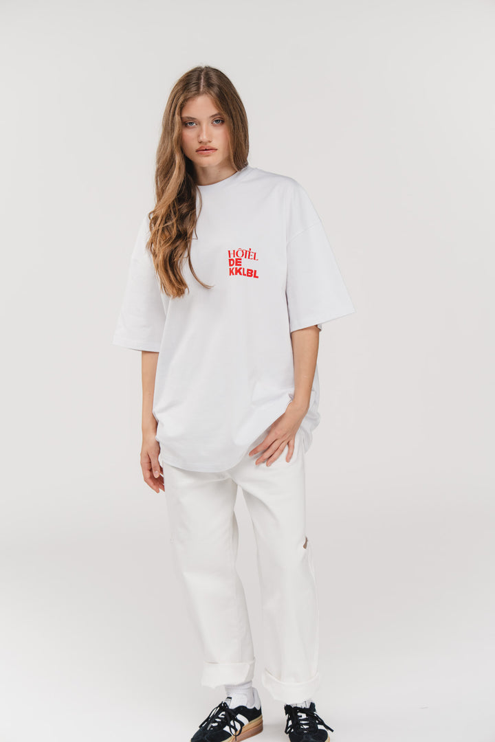 T-Shirt Vacation, Ganzkörper frontal, weißes Oversized-Shirt mit überschnittenen Schultern, lässiger Look