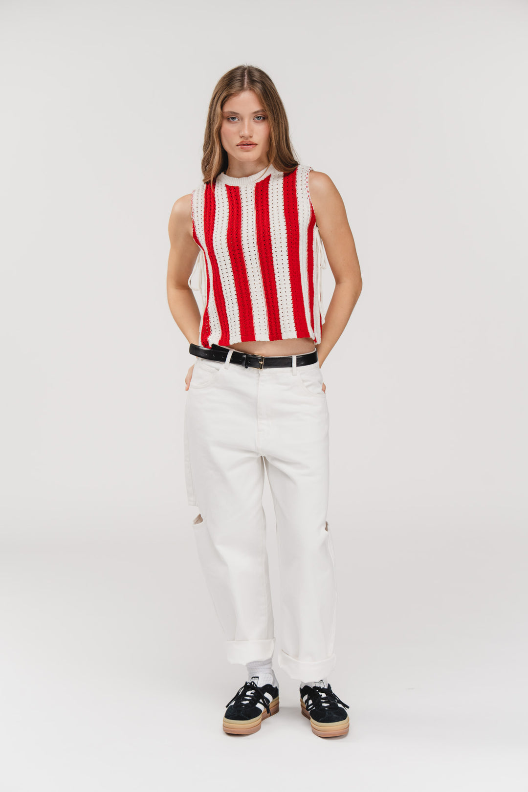 Knit Vest Striped Red, Ganzkörper, rot-weiß Streifenstrick, Weblabel unter Kragennaht, lässiger Look