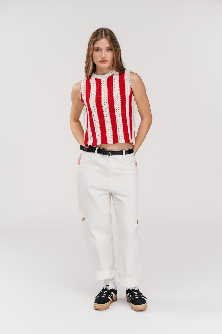 Knit Vest Striped Red, Ganzkörper, rot-weiß Streifenstrick, Weblabel unter Kragennaht, lässiger Look