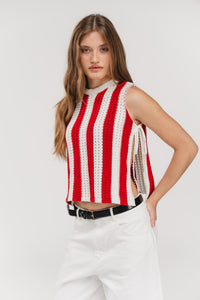 Knit Vest Striped Red, Halbkörper frontal, rot-weißes Stricktop, offene Seiten mit Binde-Bändern, Hand in Hüfte