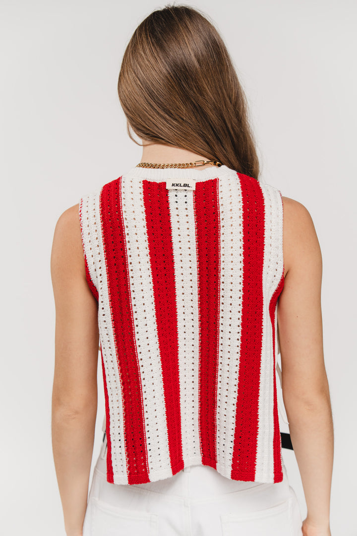 Knit Vest Striped Red, Halbkörper Rückenansicht, rot-weiß Streifenstrick, Binde-Bänder an den Seiten sichtbar