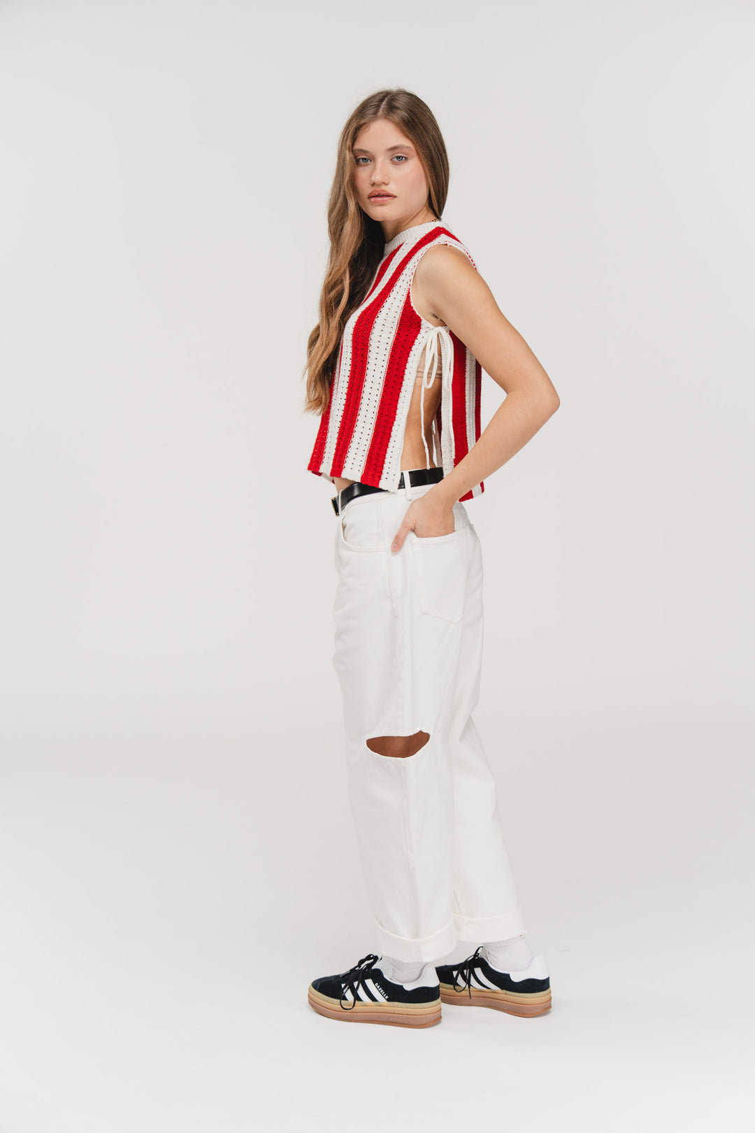 Knit Vest Striped Red, Ganzkörper frontal, rot-weißes Stricktop mit Binde-Bändern, kombiniert mit weißer Hose