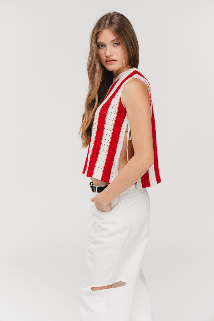 Knit Vest Striped Red, Halbkörper seitlich, rot-weiß gestreifter Strick, offene Seiten für luftige Silhouette