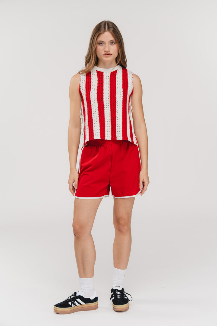Track Shorts Red, Ganzkörper frontal, rote Retro-Shorts als Set-Look mit gestreiftem Top kombiniert