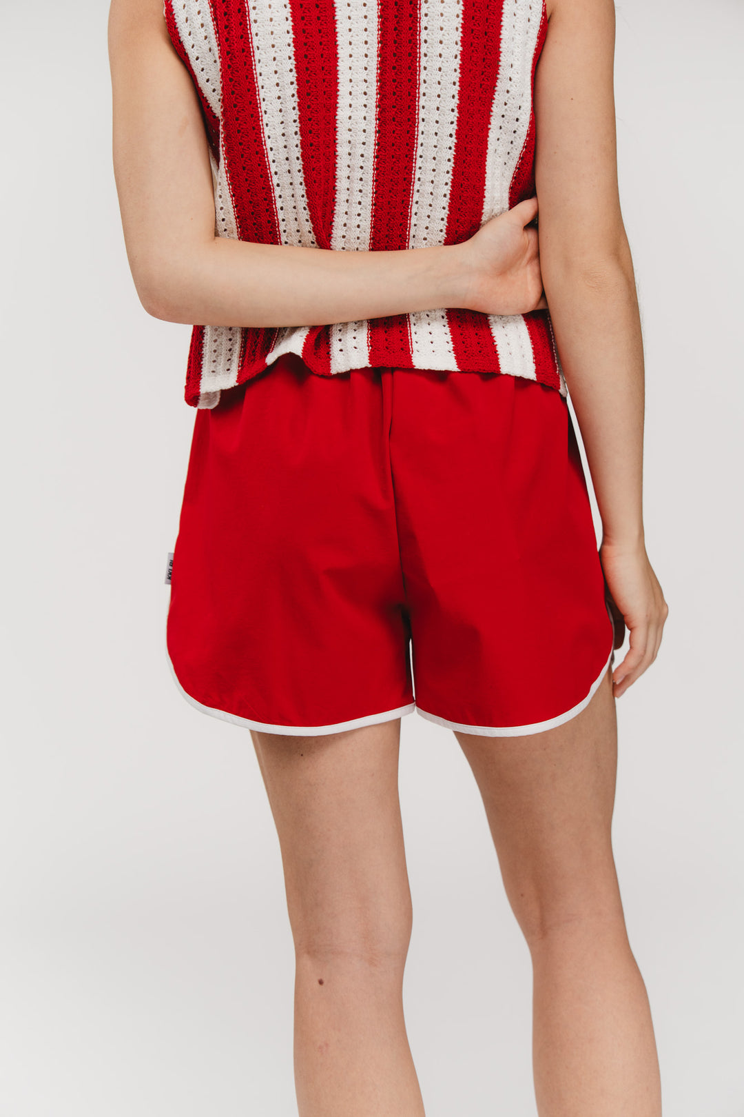Track Shorts Red, Halbkörper Rückenansicht, rote Retro-Shorts mit weißem Kontrastrand, elastischer Bund