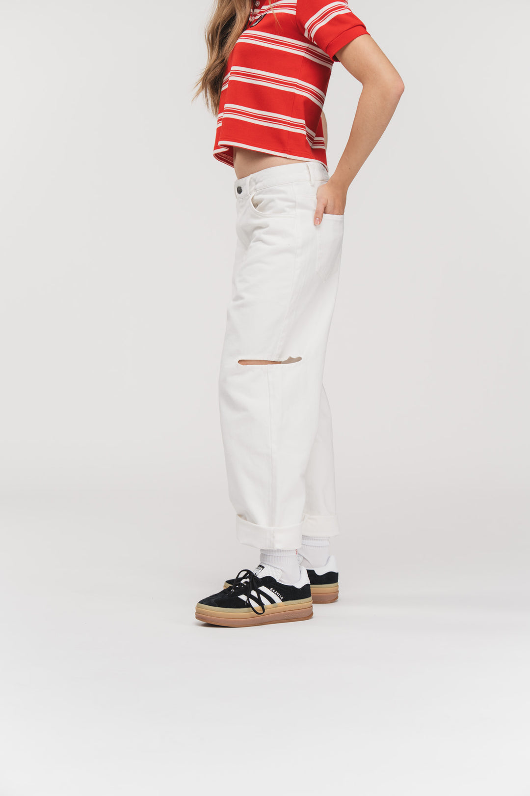Denim Pants Cut Out Offwhite, Ganzkörper seitlich, offwhite Jeans mit Cut-Out, lässiger gerader Schnitt