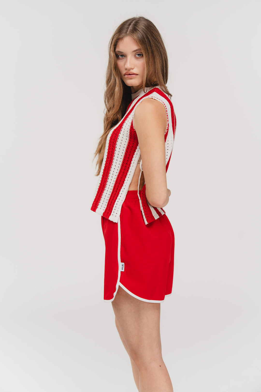 Track Shorts Red, Halbkörper seitlich, rote Retro-Shorts, weißer Kontrastrand, sportive Silhouette