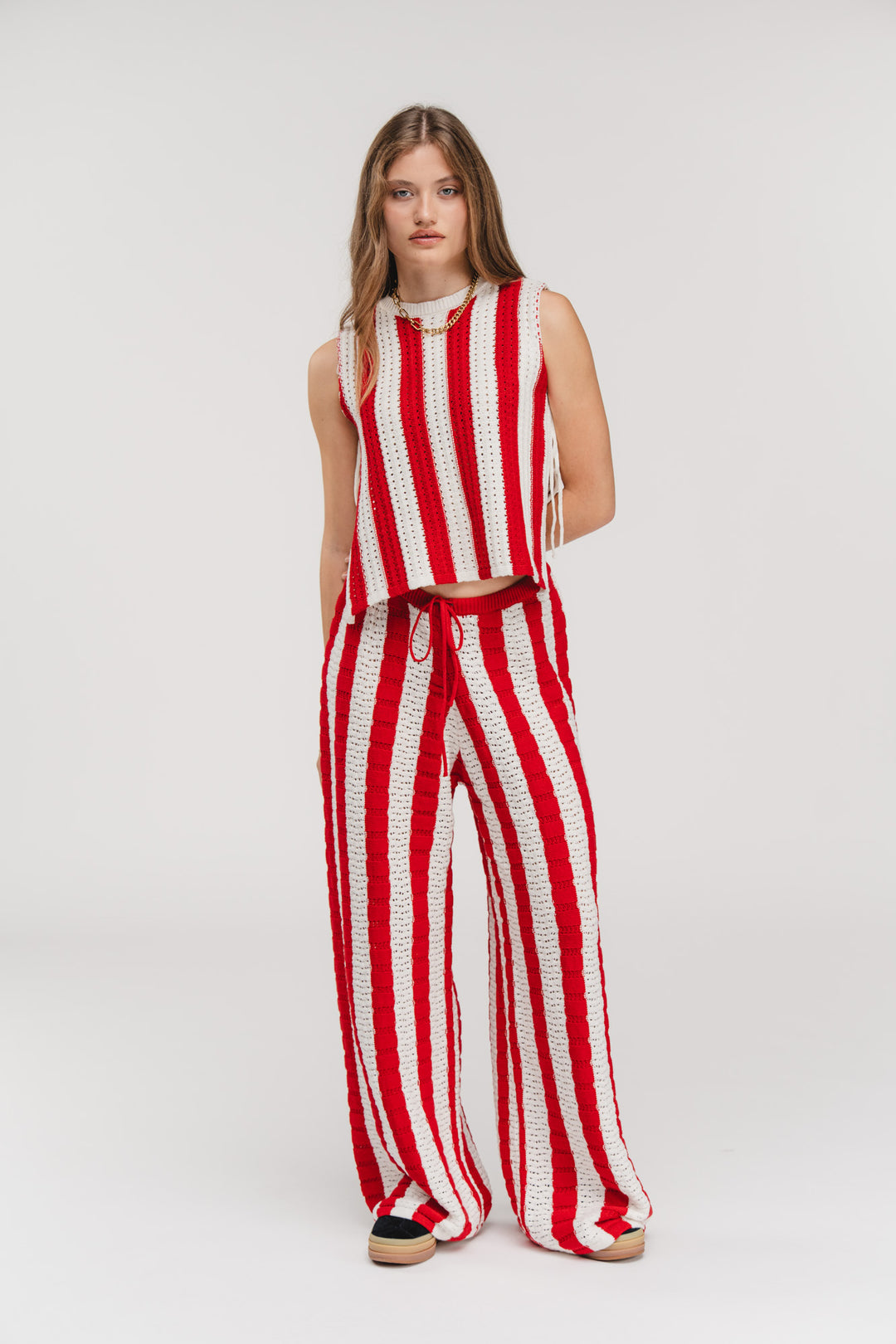 Ganzkörper-Model-Shot, Knit Pants Striped Red mit passendem Knit Vest als Set-Look, frontale Pose
