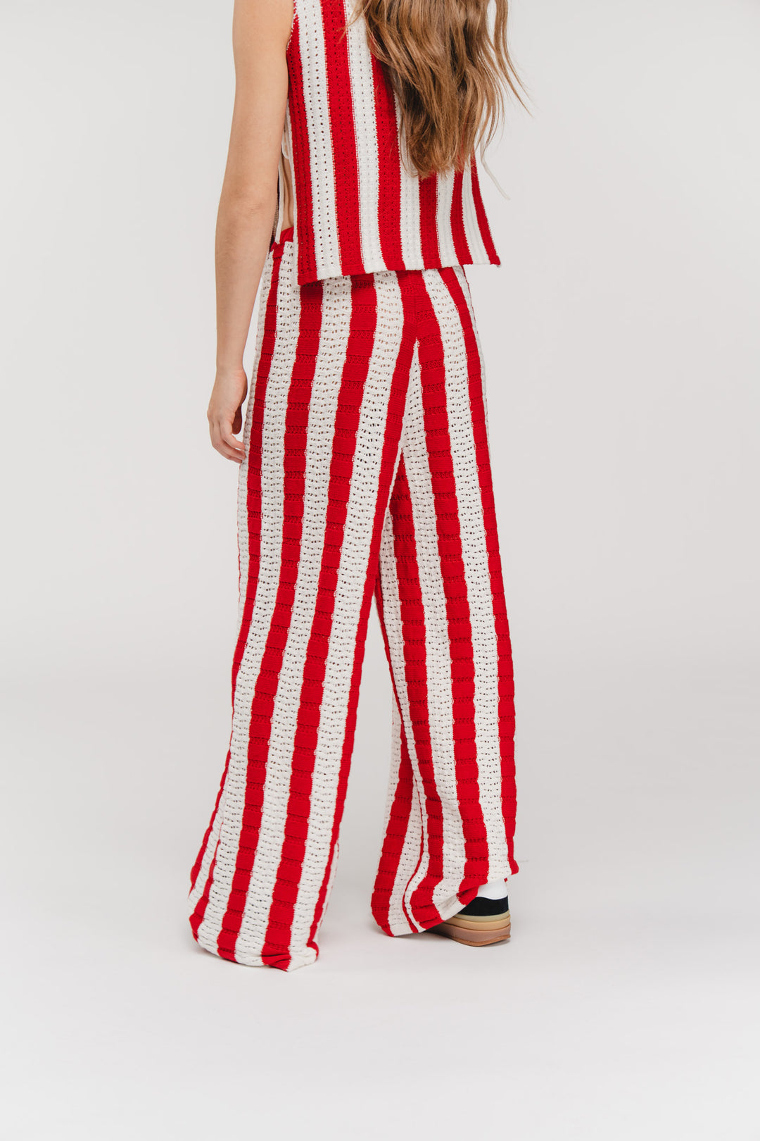 Knit Pants Striped Red, Halbkörperaufnahme von hinten, weiter Strick-Schnitt im rot-weißen Streifen-Look