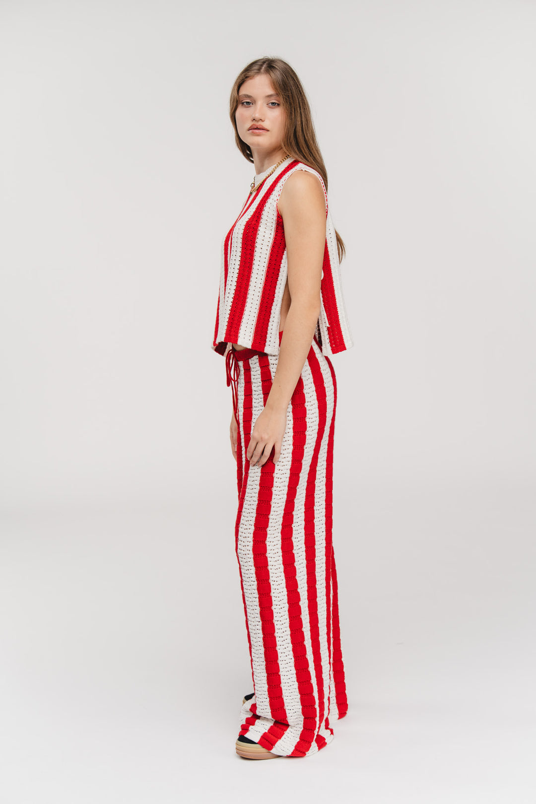 Ganzkörper-Model-Shot seitlich, Knit Pants Striped Red kombiniert mit ärmellosen Knit Vest als Set