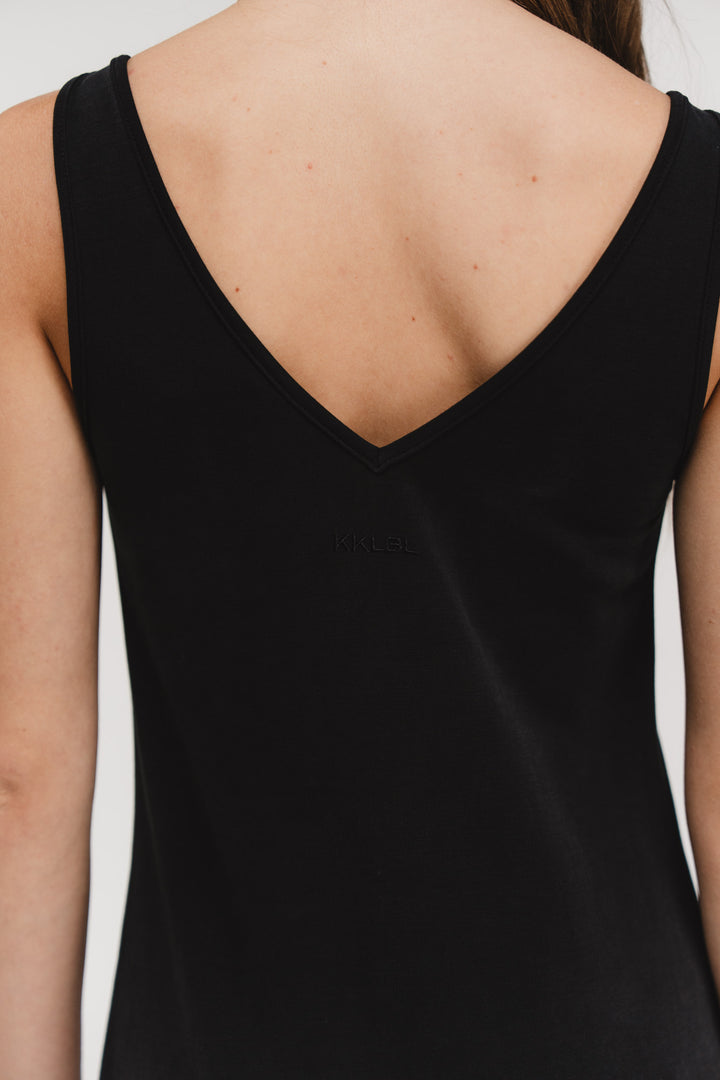 Loose Dress Black, Detailaufnahme tiefer V-Ausschnitt Rücken mit KKLBL-Stickerei als edles Marken-Detail